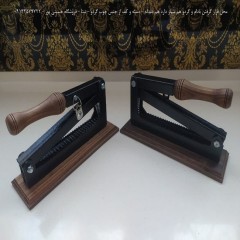 گردوشکن و بادام‌شکن سنگی، با طراحی دندانه‌دار ضد لغزش، دسته و کفی چوب گردو